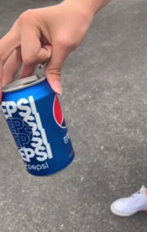 抖音中单手开可乐的拍摄具体步骤