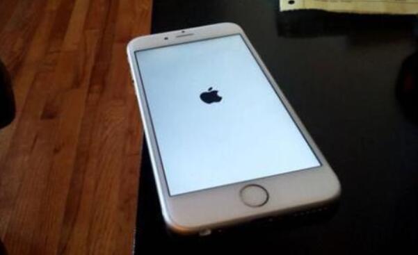 iphone手机出现白苹果无法开机的解决方法