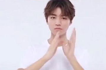 在抖音里TFBOYS手指舞的跳法分享