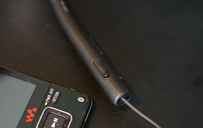 索尼MUC-M2BT1蓝牙耳机升级线连接设备的图文教程