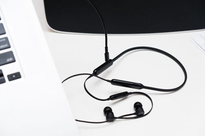 Beats X耳机进行充电的步骤讲解