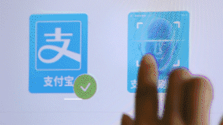 分享用支付宝刷脸支付。