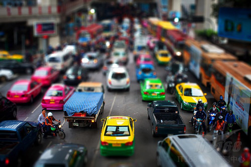 分享一键打造美观、特别的移轴照片效果：ArtensofttiltShiftgenerator。