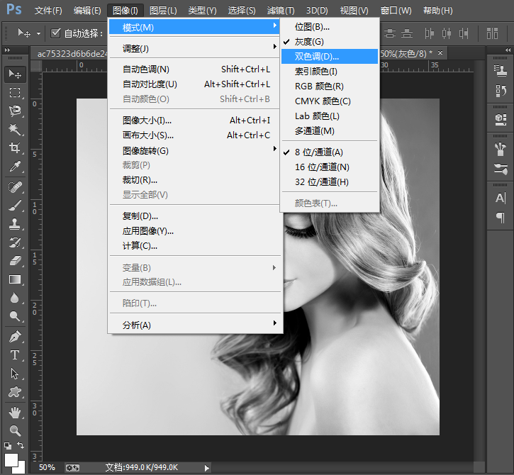 我来分享PS操作教学：让图片呈现双色调效果。