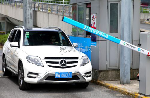 小编教你解决支付宝又一项黑科技功能：推出无现金停车场。