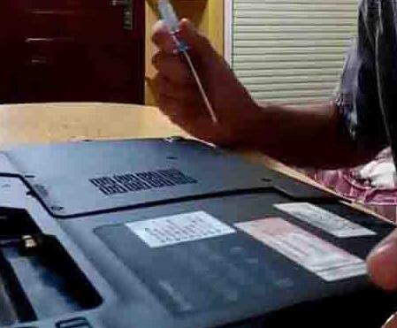 WIN8笔记本安装内存条的操作方法