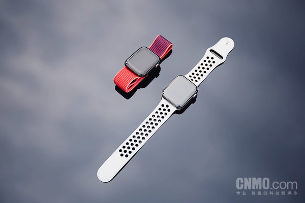 Apple Watch SE（左）对比Apple Watch Series 6（右）
