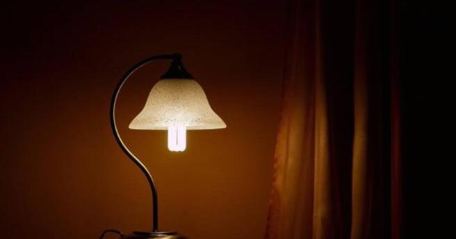 古时慈母在昏暗灯光下“临行密密缝”眼睛易疲劳，那灯光太亮呢