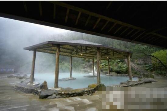 泡温泉是时下不少人养生的好选择,但下列哪种人不适合泡温泉