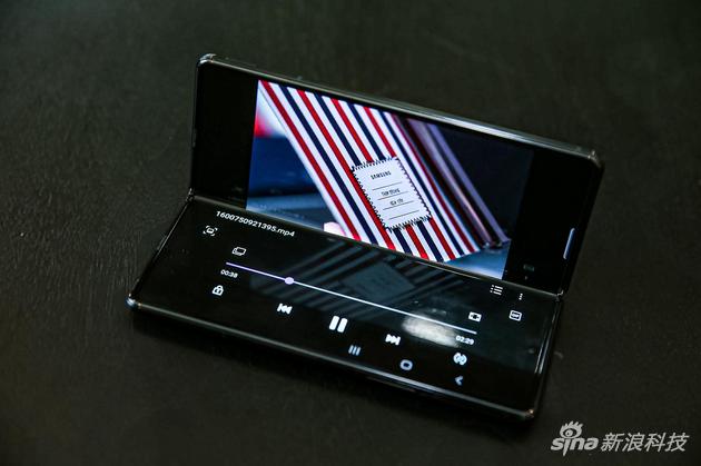 在自适应分屏模式下用三星Galaxy Z Fold2 5G观看视频