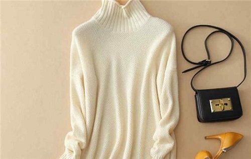 天气转暖清洗厚衣服啦,下列哪种洗护羊绒衫的方法更合适