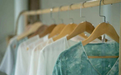 放在阴凉处慢慢晾干的衣服闻起来臭臭的,这主要因为