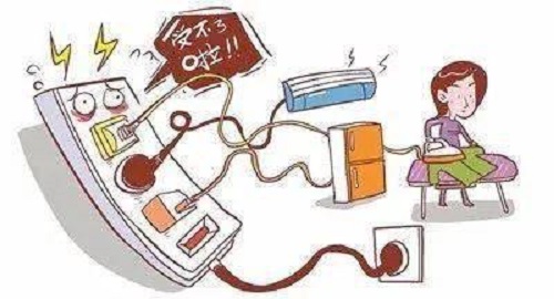 有些人习惯把很多电器的插头插到同一个电源插板上,这么做