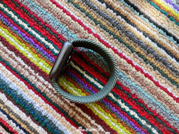 即便配同一根表带，铝合金与不锈钢也有明显气质差别